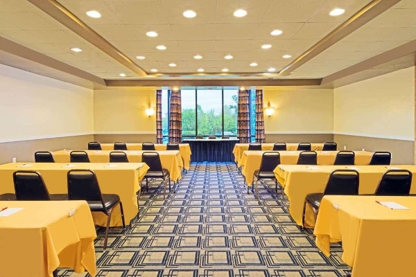 Hotel Ramada by Wyndham Louisville North